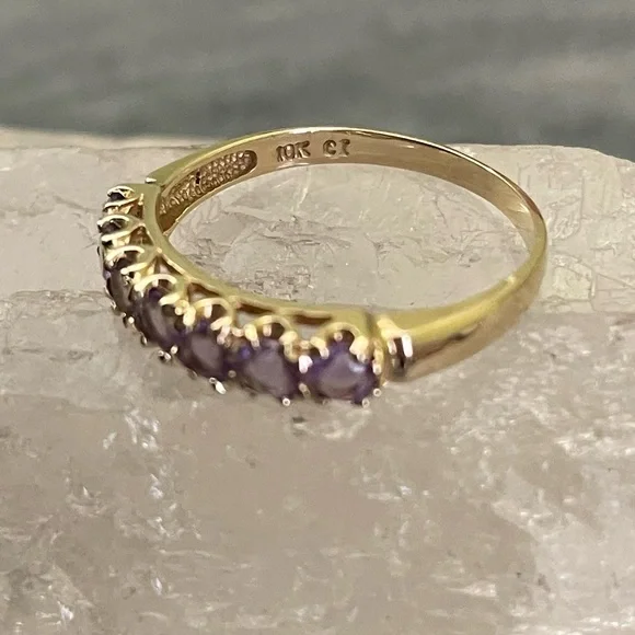 10 Karat Gold Amethyst Ring - Picture 3 of 12